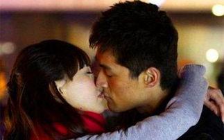 娱乐吃瓜情侣亲吻,娱乐圈情侣深情亲吻，甜蜜画面引网友热议